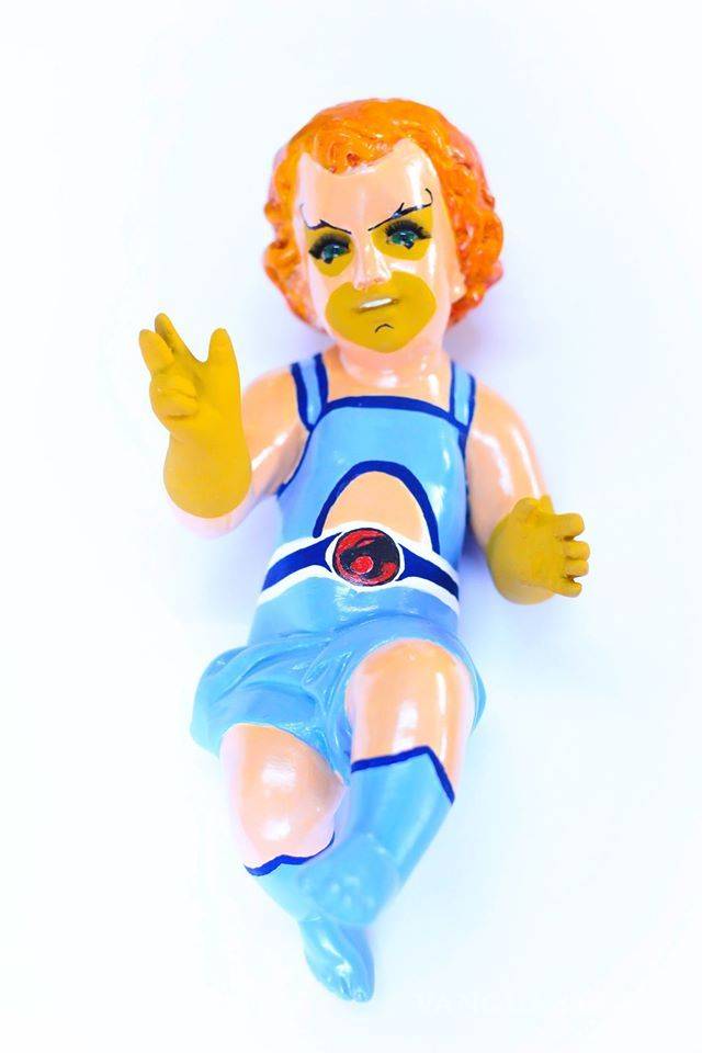 $!¡Perdónalos señor! Venden al Niño Dios caracterizado del Joker, Freddie Mercury y Gokú