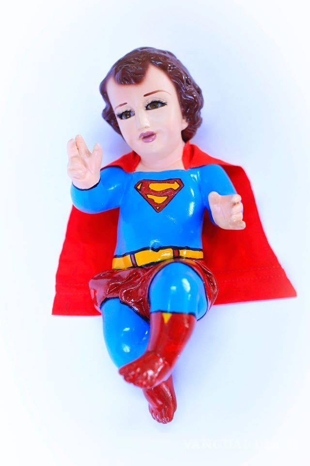 $!¡Perdónalos señor! Venden al Niño Dios caracterizado del Joker, Freddie Mercury y Gokú