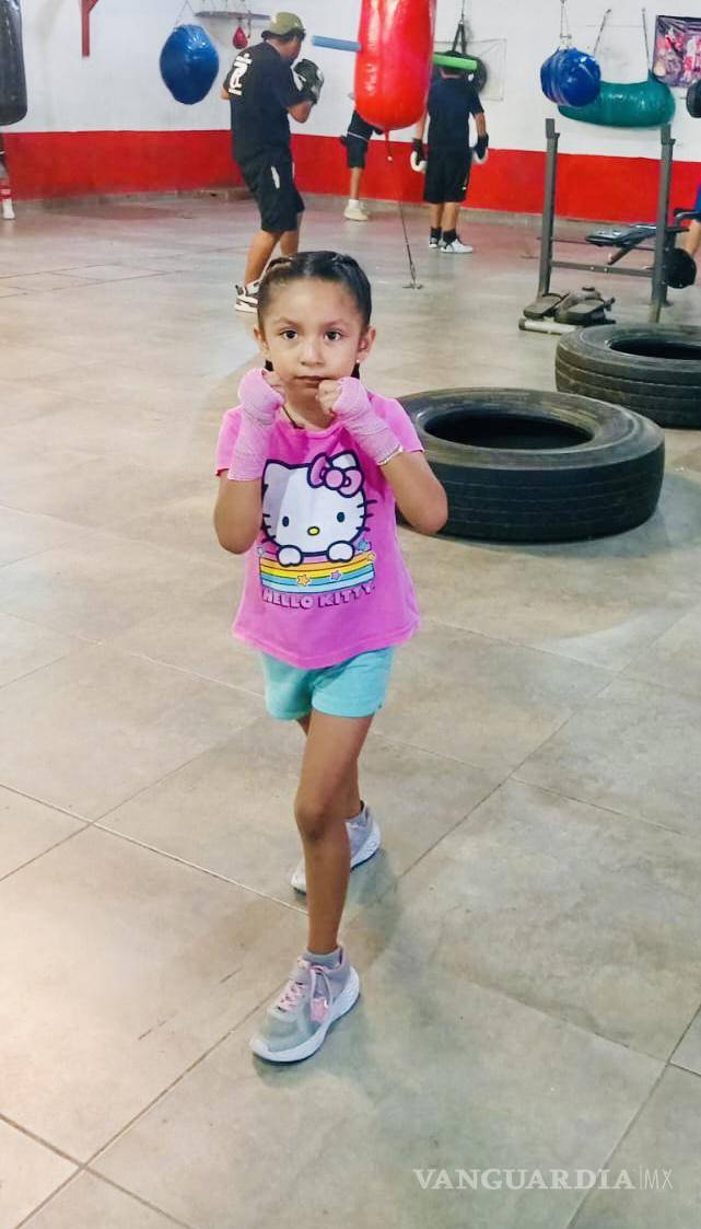 $!La pequeña boxeadora Aitana invita a sus amigas a descubrir que el deporte no tiene género.