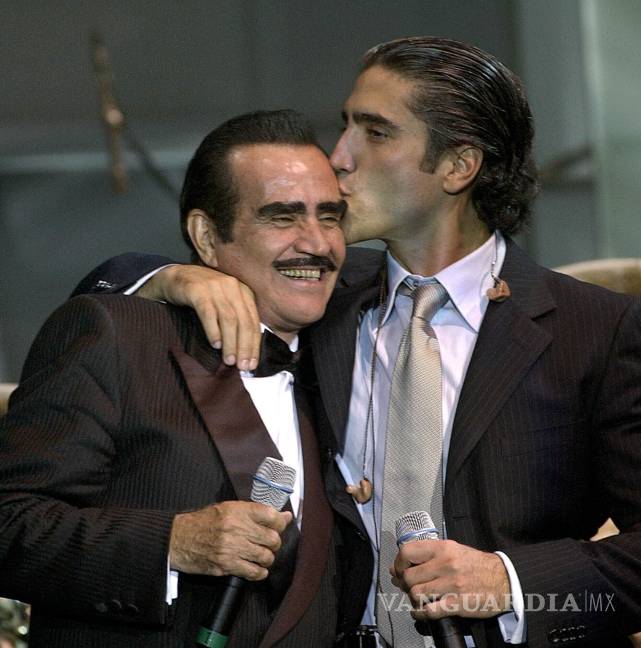 $!Vicente Fernández y su hijo Alejandro en la gala en su honor como Persona del Año de la Academia Latina de la Grabación el 17 de septiembre de 2002. AP/Kevork Djansezian