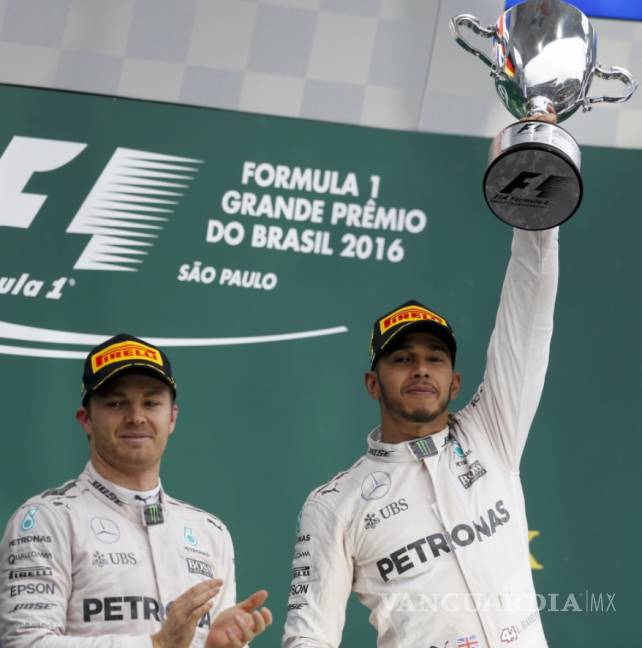 $!Bajo la lluvia, Hamilton ganó el GP de Brasil