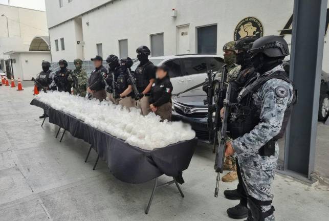 El aseguramiento de dos vehículos sobre el Libramiento Noreste llevó al decomiso de 135 kilos de cristal, en Nuevo León.
