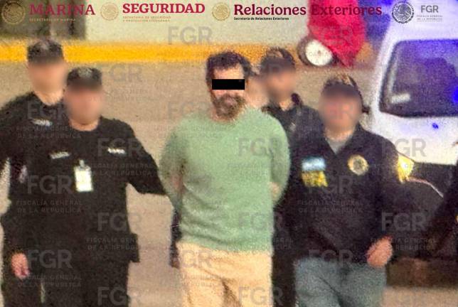 Autoridades argentinas entregaron Fernando Farías Laguna, el contralmirante de la Marina acusad de liderar una red de huachicol fiscal en las aduanas marítimas, a autoridades de la FGR para ser presentado ante la justicia por delincuencia organizada.