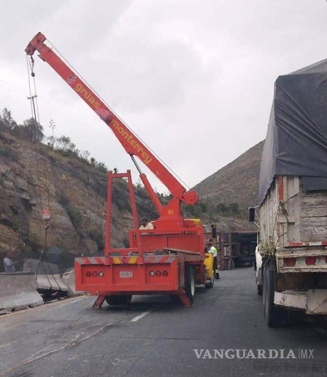 $!Bloqueo en la 57 por volcadura de tráiler