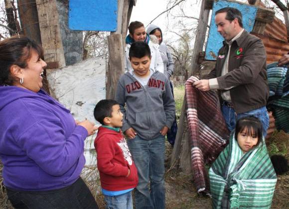 Entregan cobertores ante bajas temperaturas en Piedras Negras, Coahuila