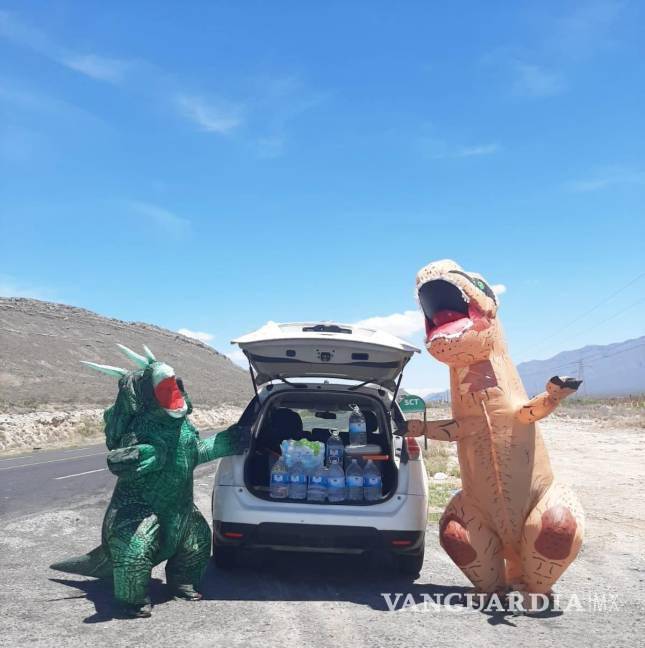 $!Las “dinoamigas” viajaron en una camioneta blanca llena de agua.