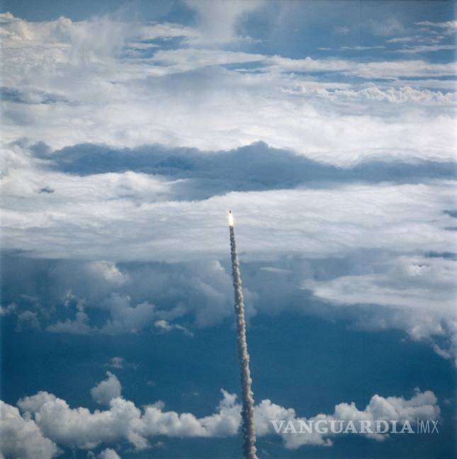 $!Una imagen proporcionada por la NASA muestra el lanzamiento del transbordador espacial Discovery desde Cabo Cañaveral en Florida en 1988.
