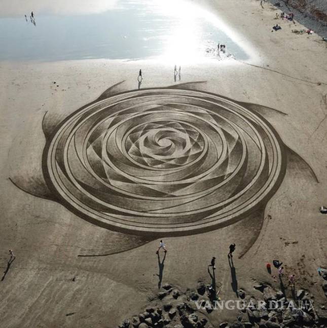 $!Estas alucinantes ilusiones ópticas son arte en arena que las olas borrarán