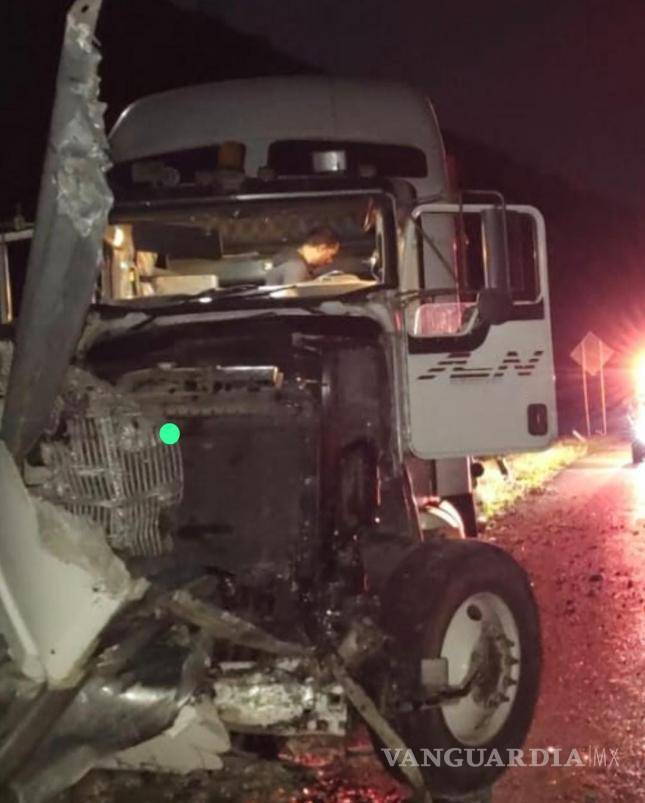 $!La circulación en el tramo Saltillo-Los Chorros registró largas filas mientras se realizaban las maniobras de retiro.