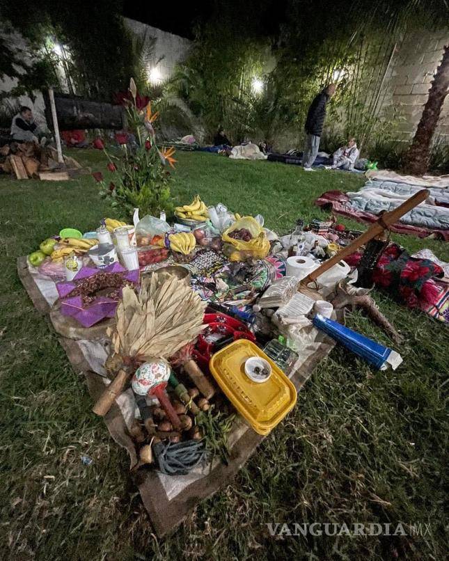 $!Las autoridades examinan los artículos encontrados en el lugar y analizan las sustancias que se consumieron.