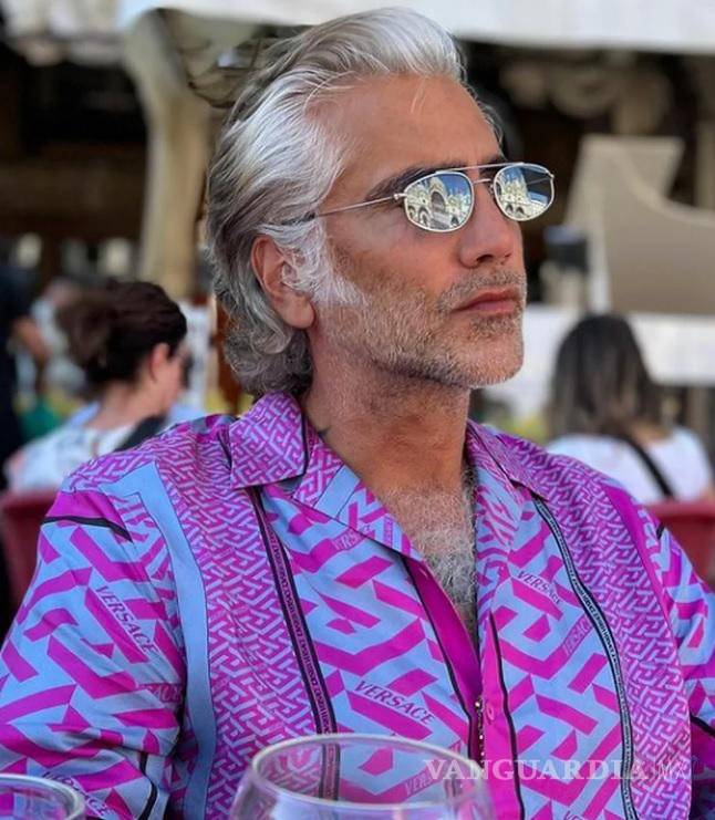 $!Otra de las camisas que portaba El Potrillo es de la marca Versace.