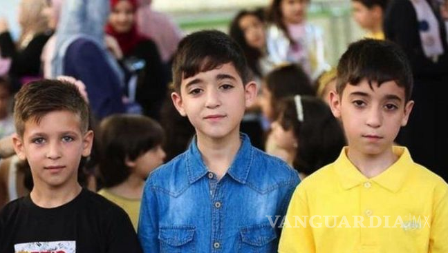 $!Abdulraham y sus primos, los gemelos Omar y Fahmy. El cuerpo de Fahmy aún no ha sido recuperado de entre los escombros.