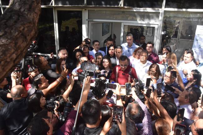 El gobernador de Nuevo León, Samuel García, su esposa Mariana Rodríguez, dos de sus familiares y el secretario general de Gobierno, Miguel Ángel Flores fueron denunciados por Morena.