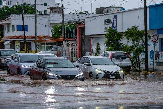 La onda tropical 30 y el monzón mexicano mantendrán lluvias fuertes a intensas este sábado, acompañadas de actividad eléctrica, granizo y posibles inundaciones.