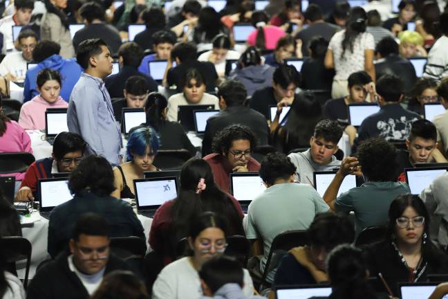 La UNAM detectó 22 casos de irregularidades durante el examen de control presencial aplicado en el Palacio de los Deportes.