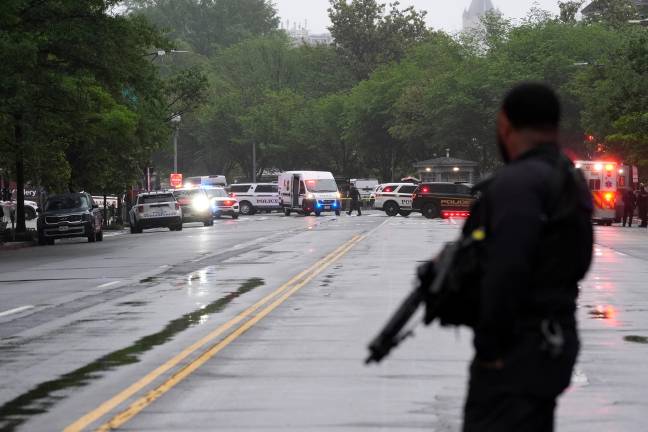 La policía y miembros del Servicio Secreto bloquean las calles alrededor de la Casa Blanca tras disparos.