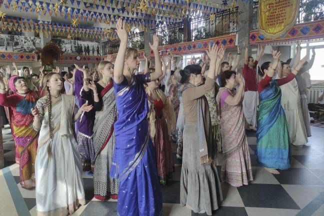 Una de las ceremonias en el templo de Hare Krishna de Kiev. La guerra ha reducido la exposición pública de los devotos del movimiento internacional Hare Krishna en Ucrania.
