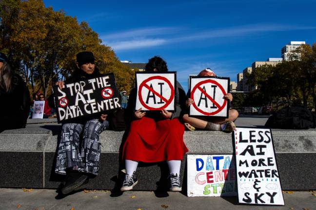 Manifestantes se reúnen frente a la Legislatura de Alberta como parte de un movimiento de protesta más amplio contra los centros de datos de IA en Edmonton, el sábado 3 de octubre de 2026.