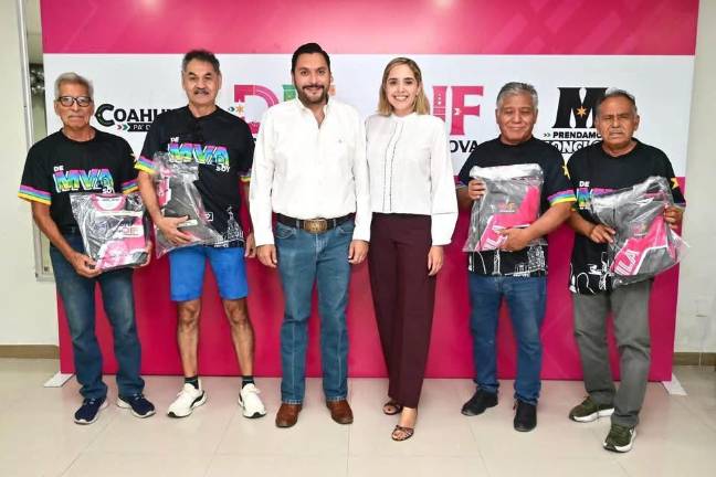 Carlos Villarreal y Mavi Sosa Rubio entregaron uniformes a integrantes de la delegación monclovense que acudirá a la Olimpiada Nacional de las Personas Mayores.