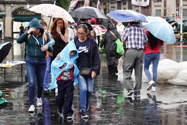 El SMN advirtió lluvias torrenciales en Yucatán y precipitaciones intensas en el sureste, con riesgo de inundaciones, deslaves y fuertes rachas de viento.
