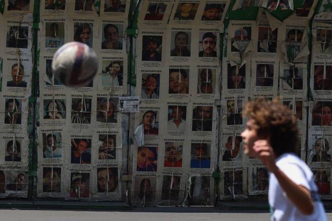 Con una ‘cascarita’ en la Glorieta de las y los Desaparecidos, familias buscaron visibilizar la crisis de desapariciones ante el Mundial 2026.