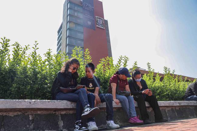 Reaccionan en la explanada de la rectoría al mensaje de las autoridades de la UNAM respecto al examen de control que se aplicará a los aspirantes seleccionados.