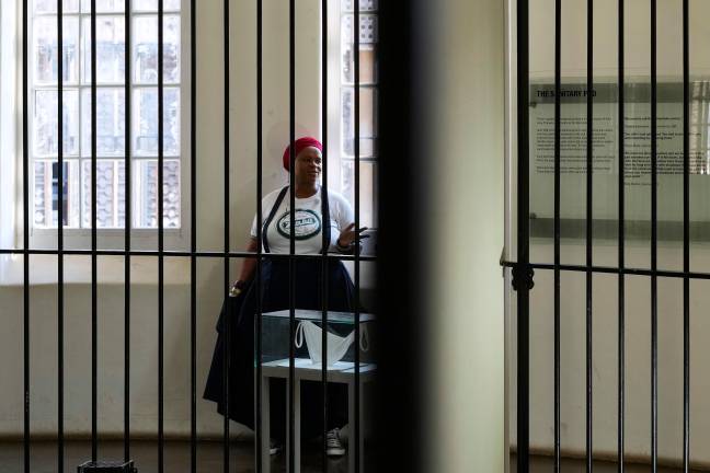 Nolubabalo Memese habla durante una entrevista en el vestíbulo de la Cárcel de Mujeres, un museo situado cerca de la Corte Constitucional, en Johannesburgo, Sudáfrica, el 22 de julio de 2026.