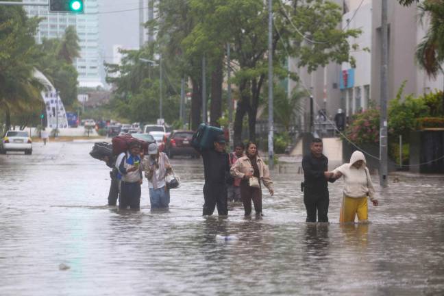El SMN pronostica lluvias intensas, calor extremo y fuertes rachas de viento para este sábado en México.