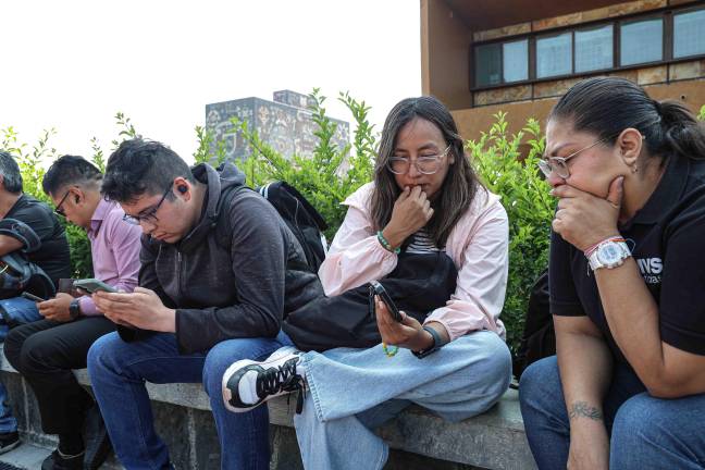 Reaccionan en la explanada de la rectoría al mensaje de las autoridades de la UNAM respecto al examen de control que se aplicará a los aspirantes seleccionados.