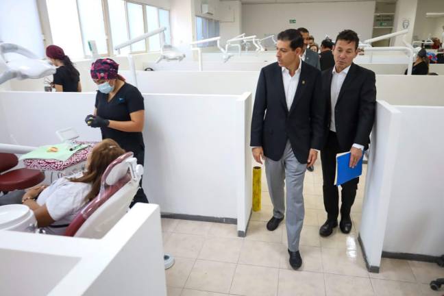 Octavio Pimentel recorrió las instalaciones de la Facultad de Odontología durante su visita a la Unidad Laguna.