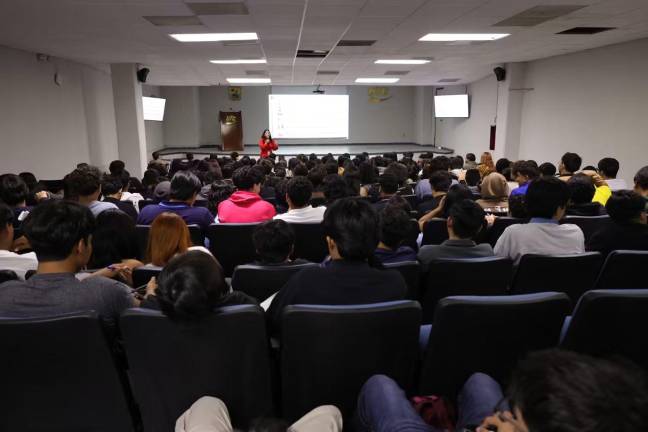 La primera conferencia sobre prevención del suicidio reunió a 250 estudiantes de la UTC y será replicada hasta alcanzar a los 4 mil 050 alumnos de la institución.
