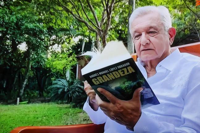 AMLO aseguró que no tiene intención de regresar a la actividad política y que únicamente lo haría ante una situación de gravedad excepcional, como un golpe de Estado o una intervención extranjera.