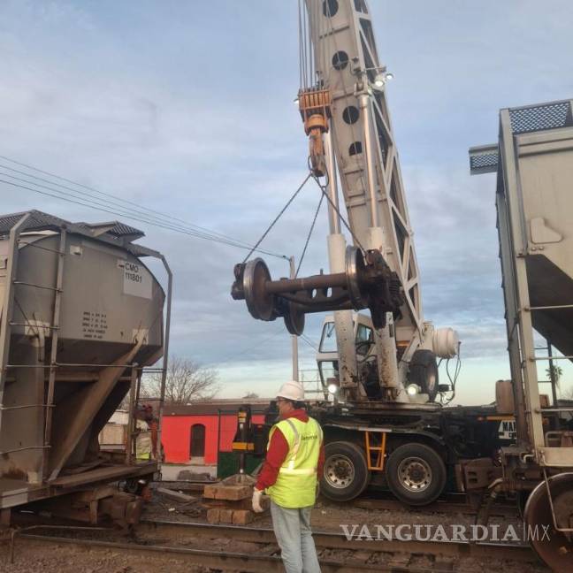 $!El equipo de Ferromex realizó labores de reparación de los rieles dañados tras el incidente ocurrido en la noche del martes.