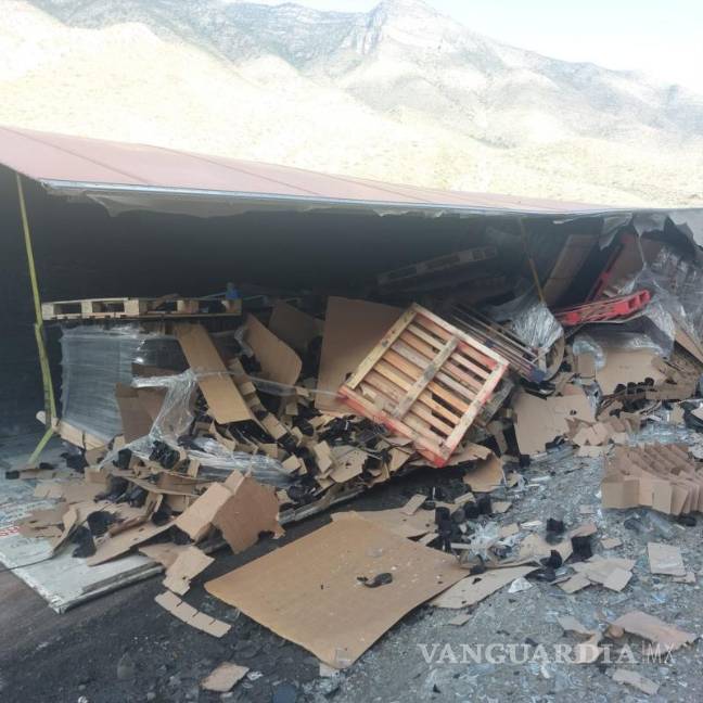 $!Las tarimas transportadas por el camión terminaron esparcidas sobre la carretera.