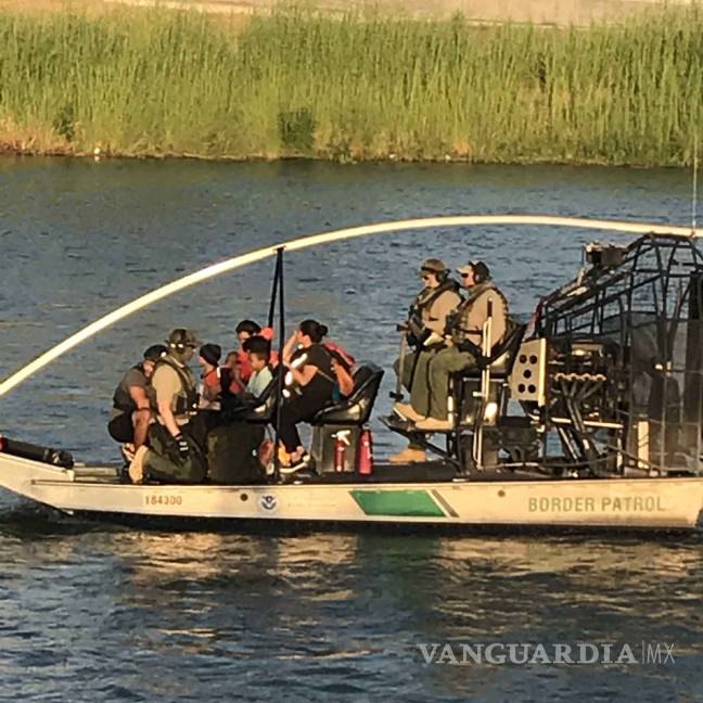 $!Patrulla Fronteriza rescata de morir ahogados a 12 migrantes en el río Bravo