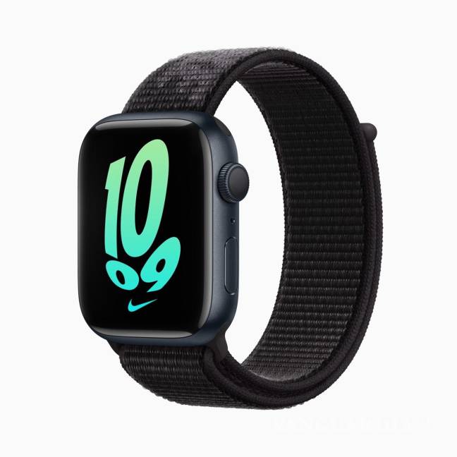 $!El nuevo Nike Sport Loop renovado del Apple Watch Series 7 presenta el Swoosh de Nike y el texto del logotipo incorporado en el tejido de la correa, y se combina con la nueva esfera del reloj Nike Bounce durante el Evento especial de Apple en Apple Park en Cupertino, California. EFE/EPA/APPLE INC.