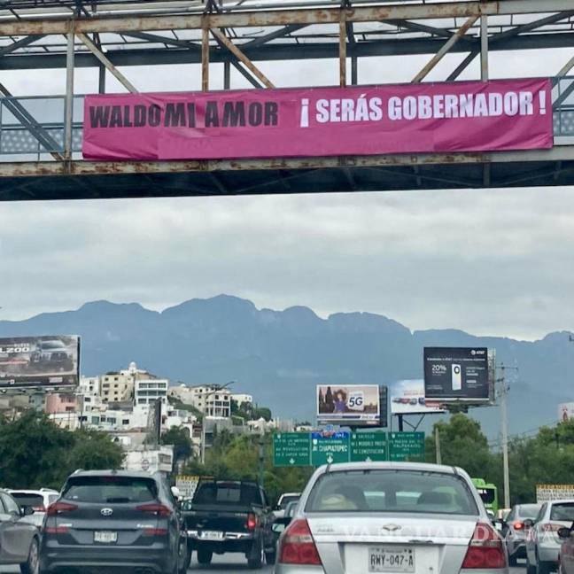 $!En vez del fondo verde del PVEM, la manta tiene el color de Morena. El senador calificó esto como un poco de humor, menos mal.