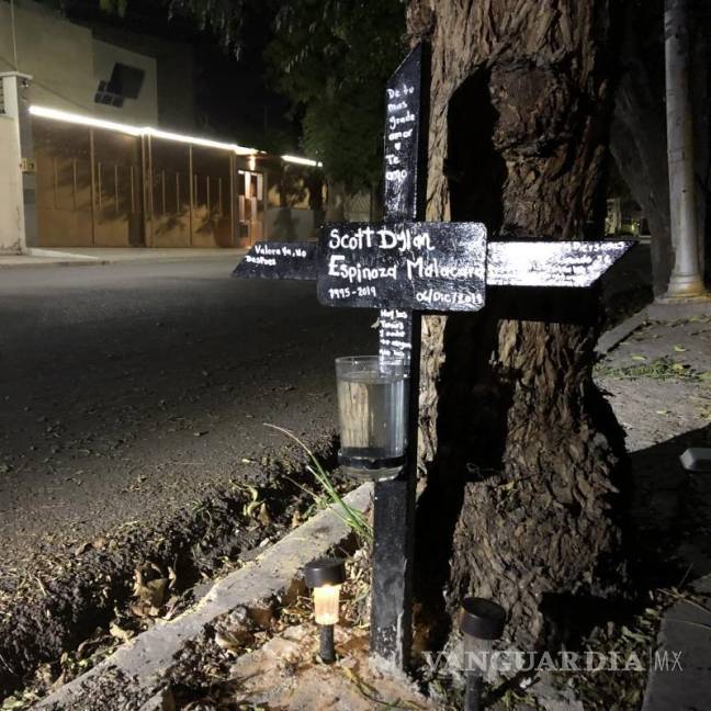 $!La cruz negra puesta en el lugar donde Scott Dylan murió, aguarda con frase de aliento. Nazul Aramayo.