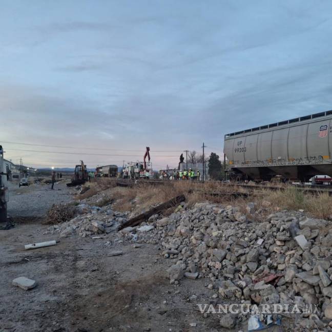 $!Cuadrillas de Ferromex trabajaron arduamente para restaurar los vagones descarrilados en los patios de Frontera, Coahuila.