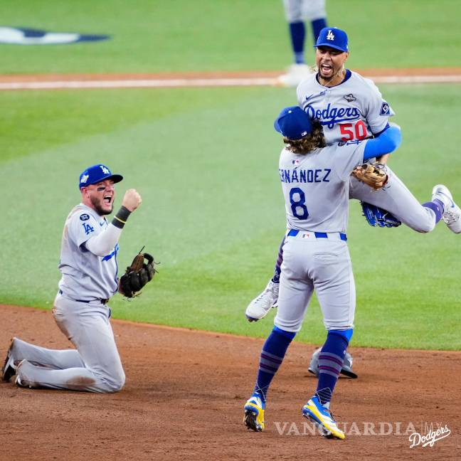 $!El sorpresivo doble play ejecutado por el jardinero Kike Hernández y el 2a base Miguel Rojas -de los Dodgers- a batazo de Andrés Giménez, de los Azulejos.