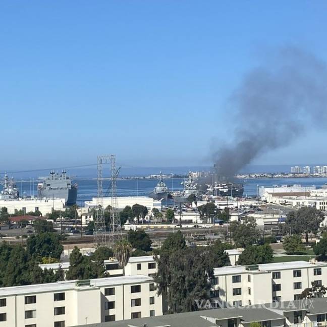 $!Se quema un buque de la Armada de los EU en San Diego