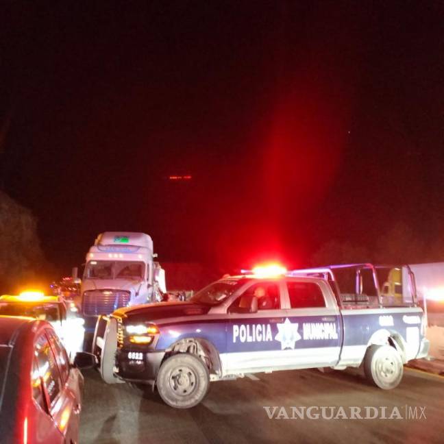 $!La Guardia Nacional y la Policía Municipal de Arteaga se movilizaron para controlar la zona y evitar riesgos a los automovilistas.