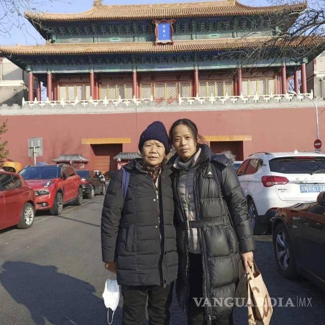 $!Yang Li, (d) y su madre, Xu Dongqing, en la puerta de la Ciudad Prohibida en Beijing, en febrero de 2023, en su primera visita a la capital china.