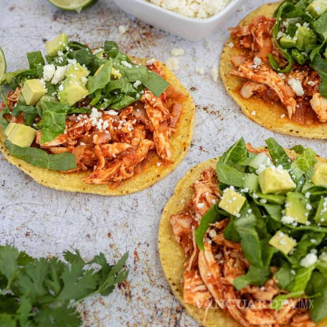 $!Tostadas de tinga de pollo.