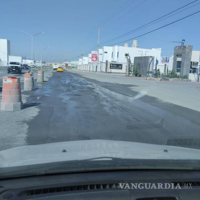 $!El bulevar frente a la Universidad de Durango presenta múltiples baches que dificultan el tránsito.