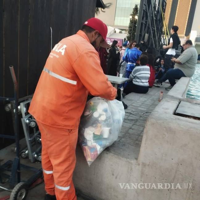 $!El operativo incluyó la participación de 40 trabajadores organizados en cuadrillas para mantener el centro de la ciudad limpio.