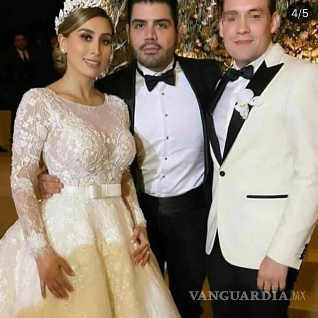 $!Alejandrina Guzmán, Édgar Cázares e Invitado durante su boda en enero de 2020.