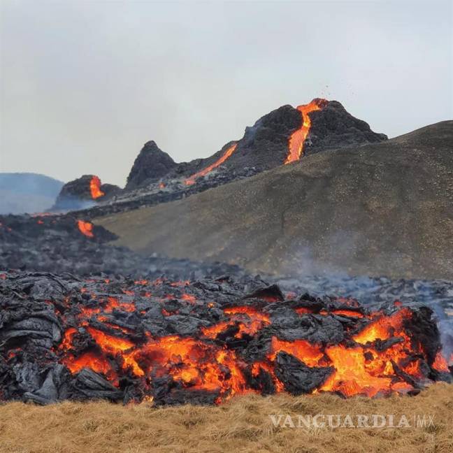 $!Después de 6 mil años el volcán del monte Fagradals en Islandia despertó con una erupción (fotos)