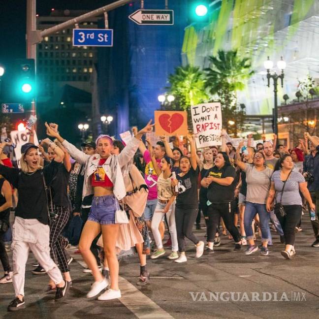 $!Miles protestan en calles de EU por triunfo de Trump: &quot;No es mi presidente&quot;, gritan (Videos)