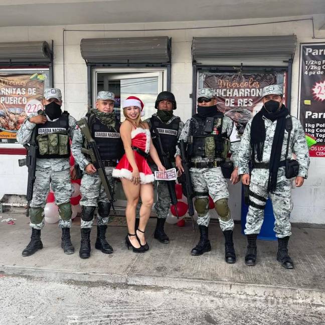$!Sexy 'Santa' se tomó foto con elementos de la Guardia Nacional